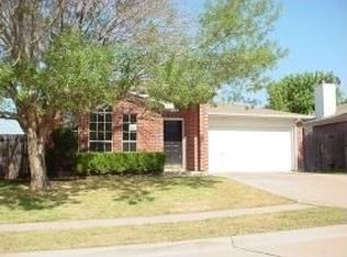 6105 James River Dr, Arlington, TX 76018