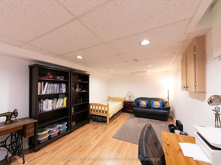 2072 Glenada Cres — Photo 33