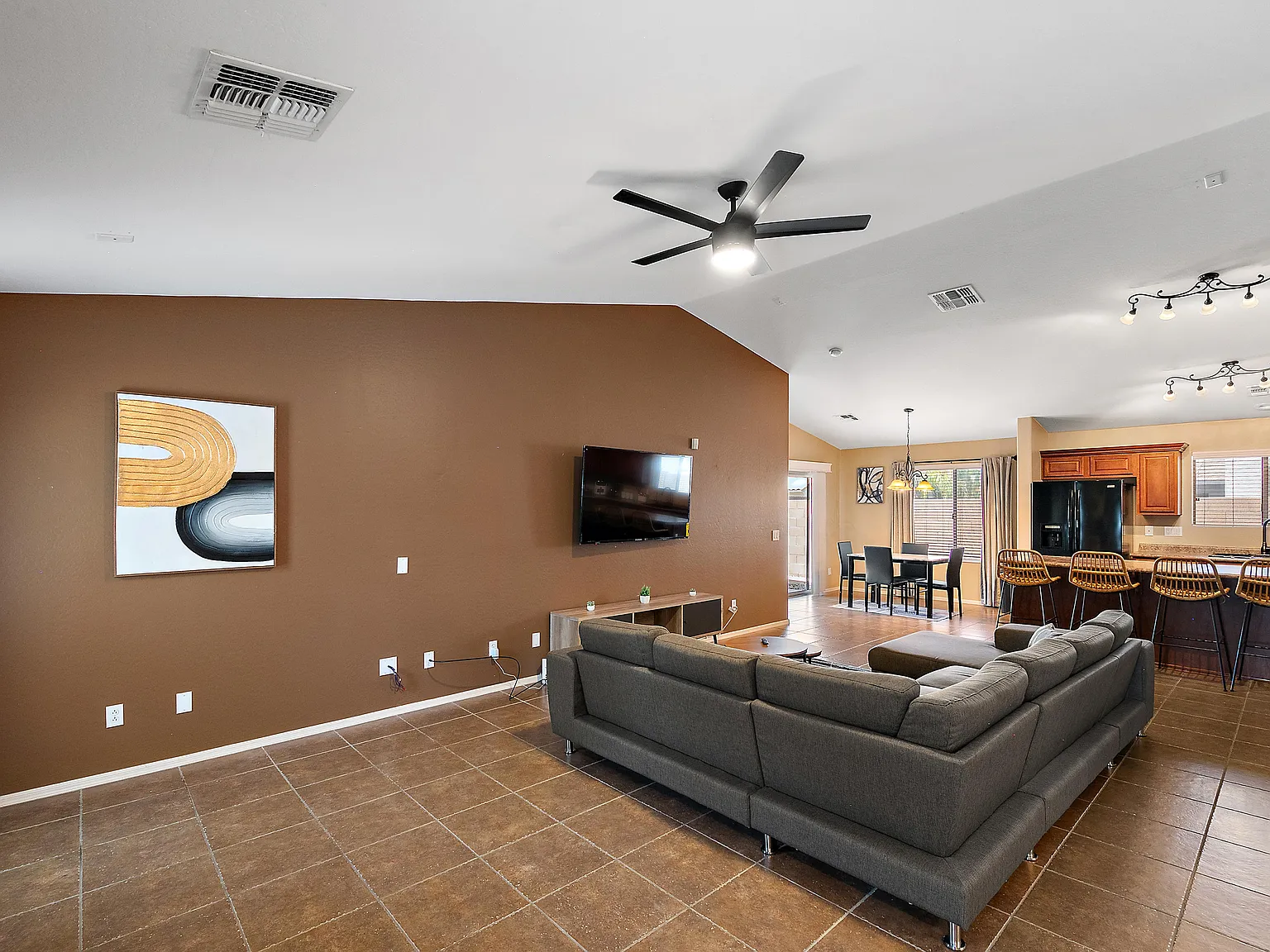 2938 E Blue Ridge Way — Photo 2