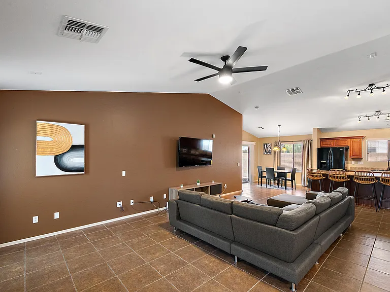 2938 E Blue Ridge Way — Photo 2