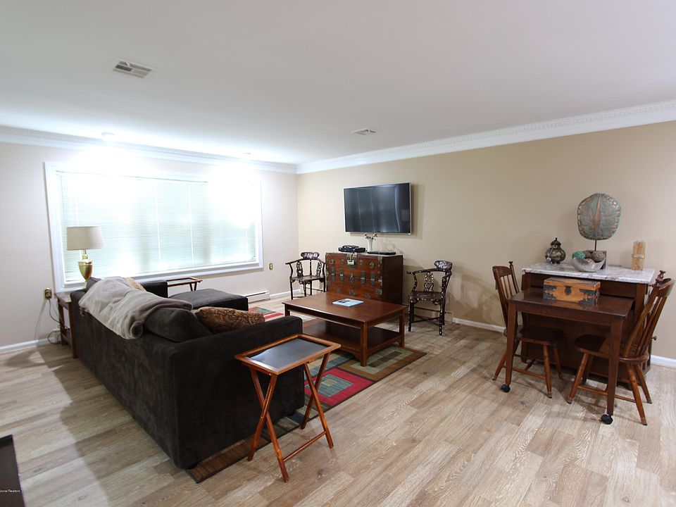 1st image of 204B Huntington Dr