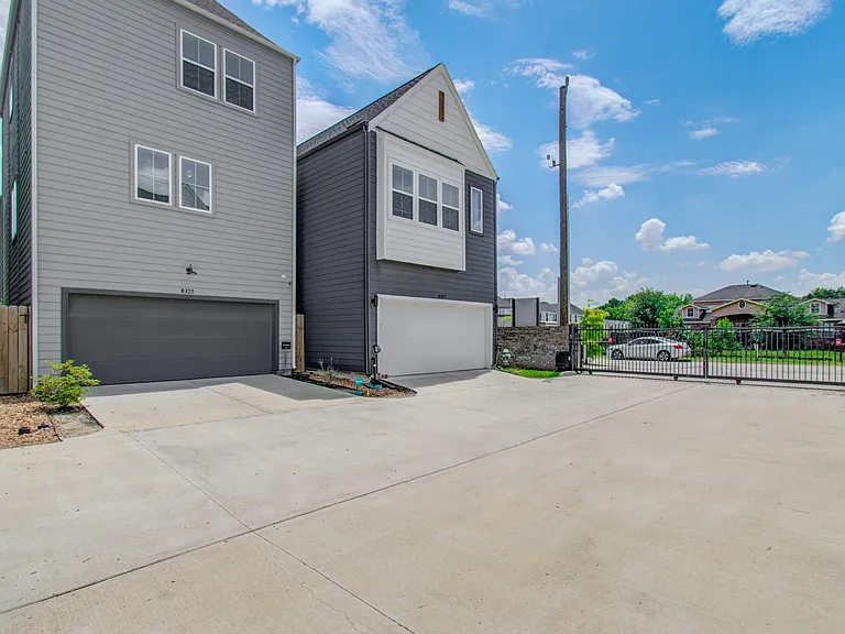 8325 Springwood Creek Ln — Photo 38