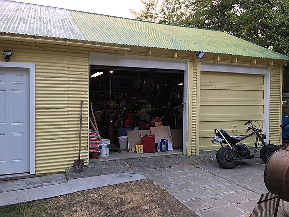 Garage w/ guest or craft rm