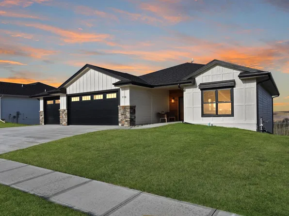 110 Firethorn Dr, Treynor, IA 51575