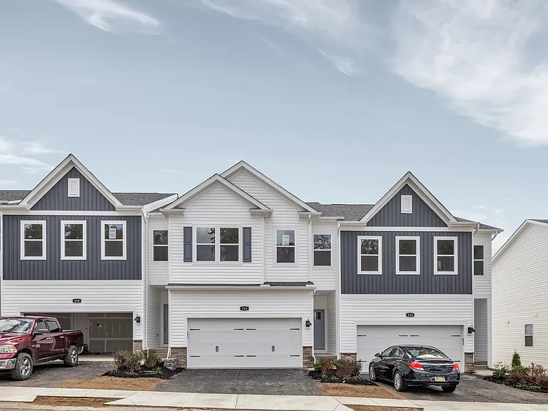126 Scotland Ln — Photo 1