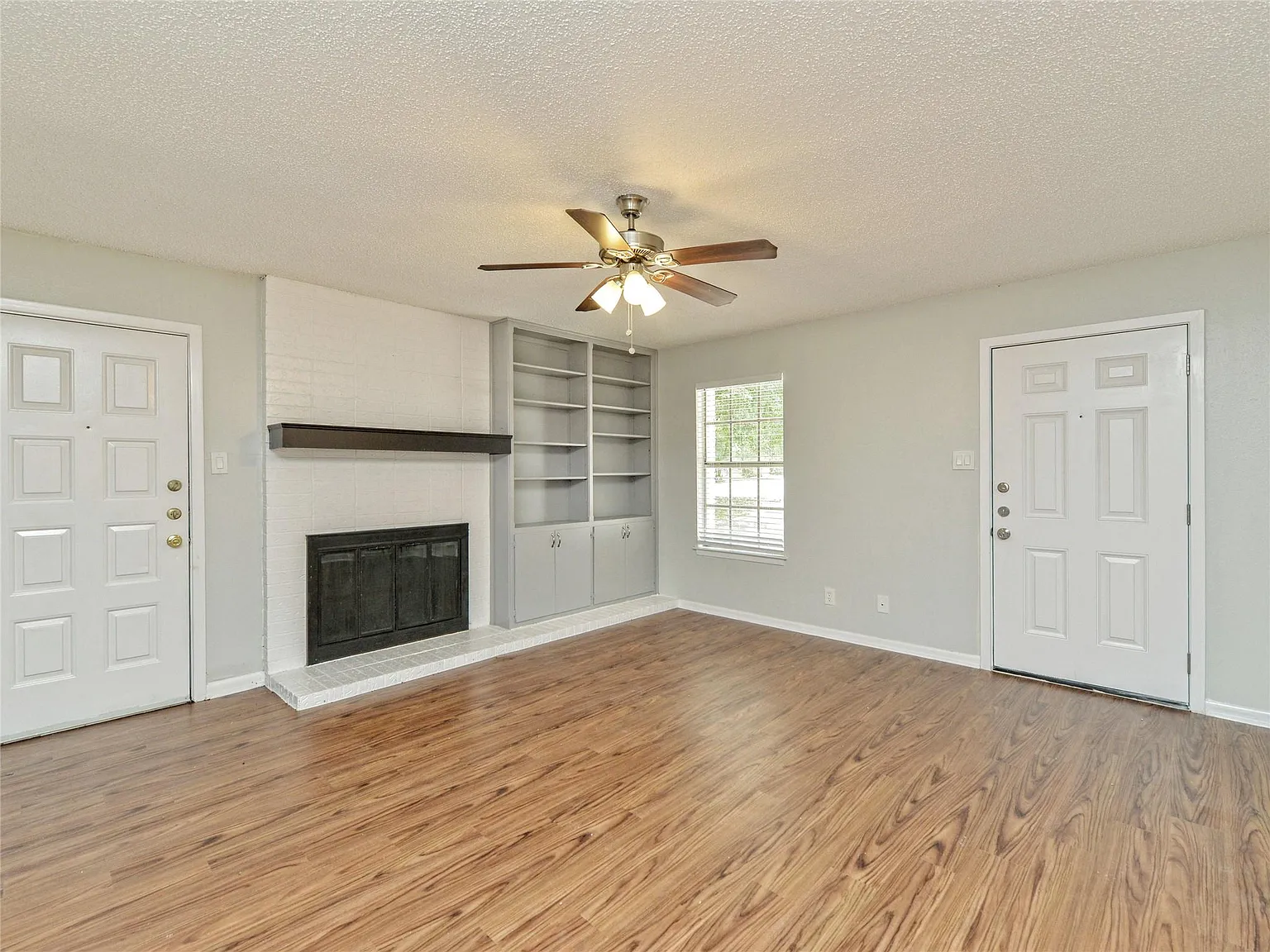 2 bed, 1.0 bath, 900 sqft, $1,395 — Photo 2