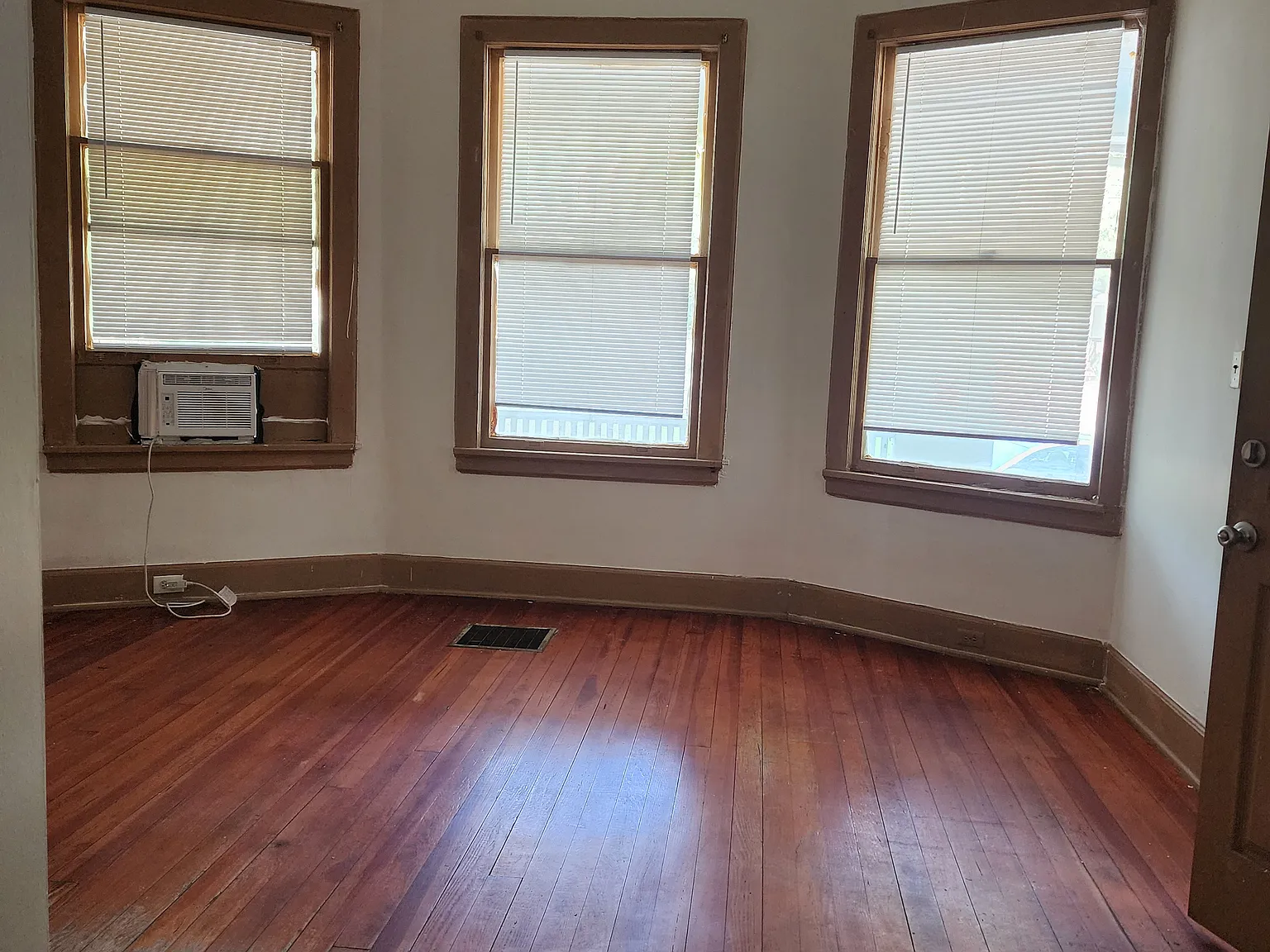 Studio, 400 sqft, $650 — Photo 2