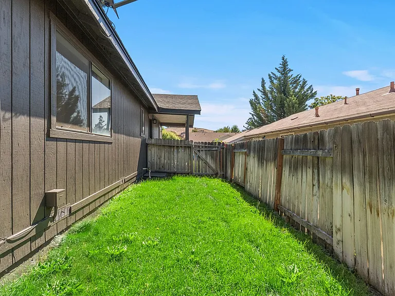145 Summerset Dr — Photo 32