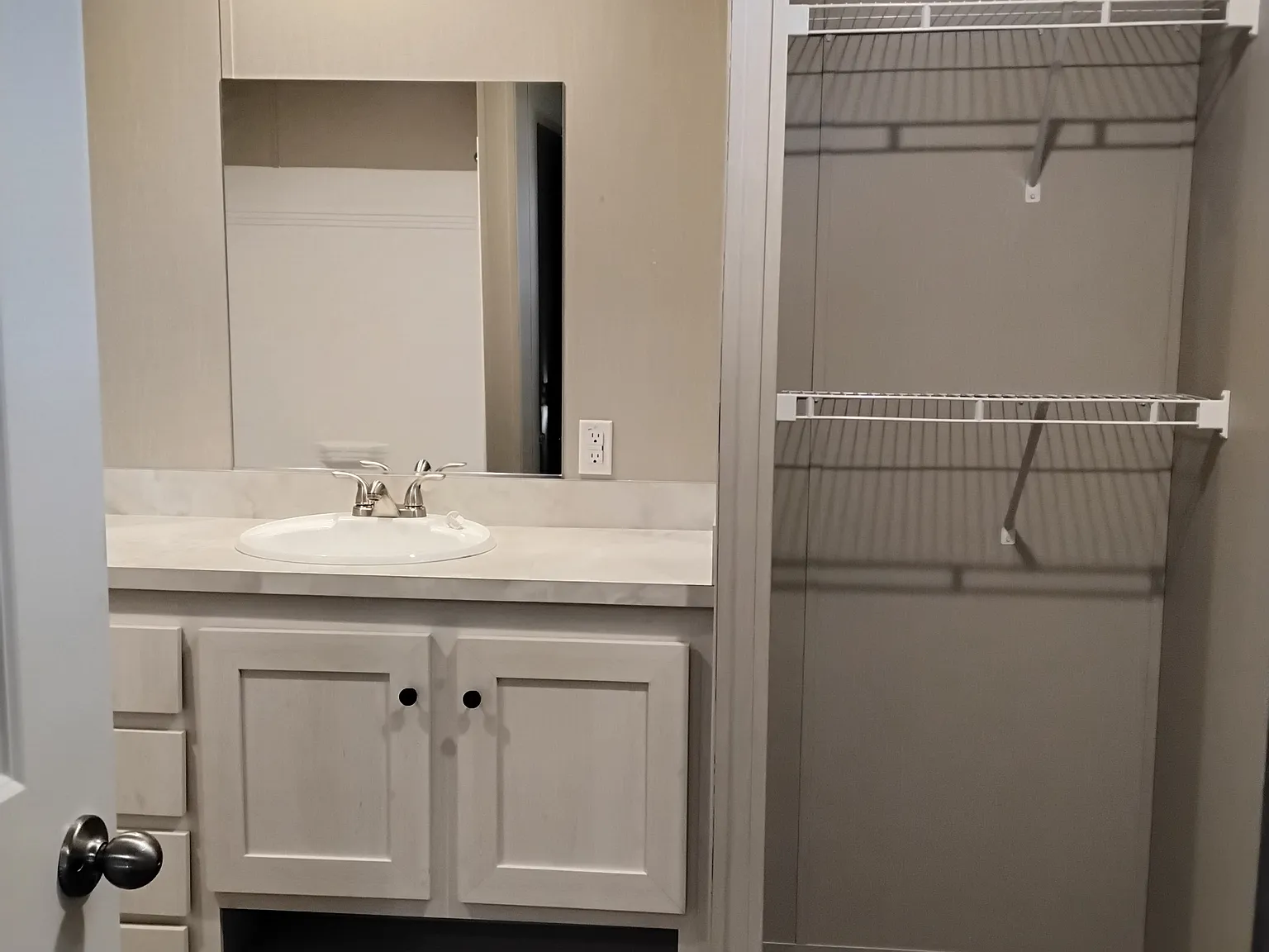 3 bed, 1088 sqft, $979 — Photo 2