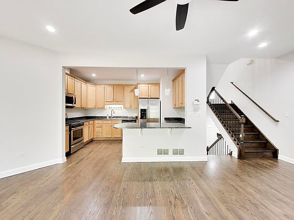 4th image of 3821 N Milwaukee Ave Unit B