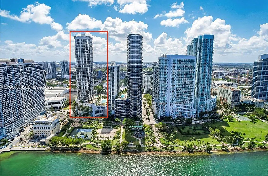 Opera Tower Condo — Photo 3