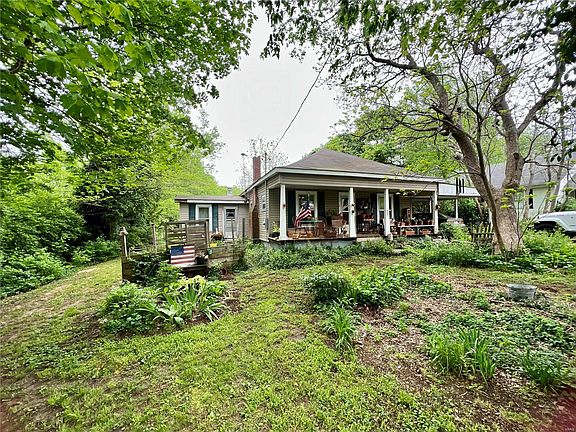 3rd image of 121 Alexander St