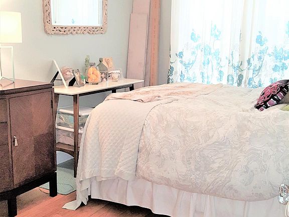 3rd image of 4437 N Wolcott Ave APT 2W