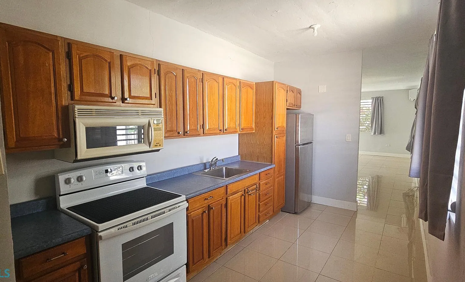 3 bed, 2.0 bath, 1400 sqft, $2,000 — Photo 3