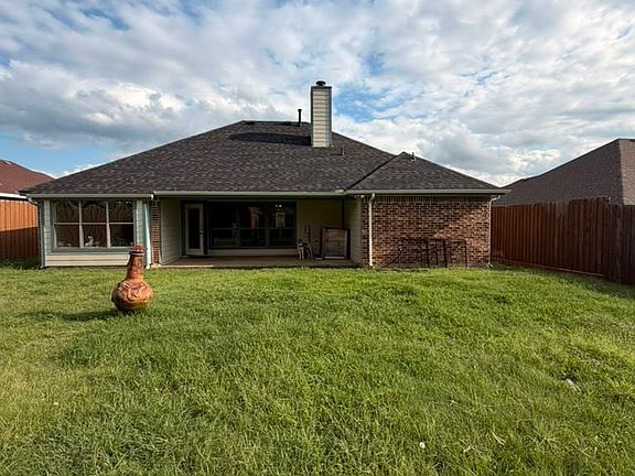 3rd image of 1012 Porter Pl