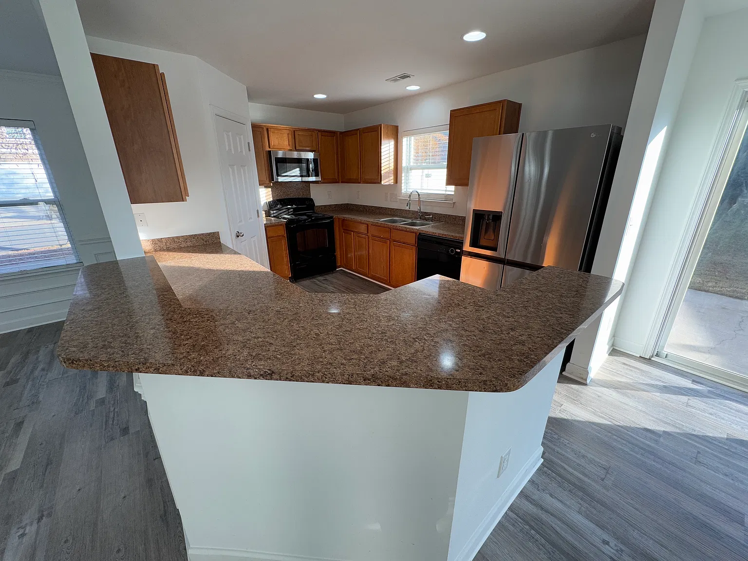 3 bed, 2.5 bath, 2100 sqft, $2,200 — Photo 4
