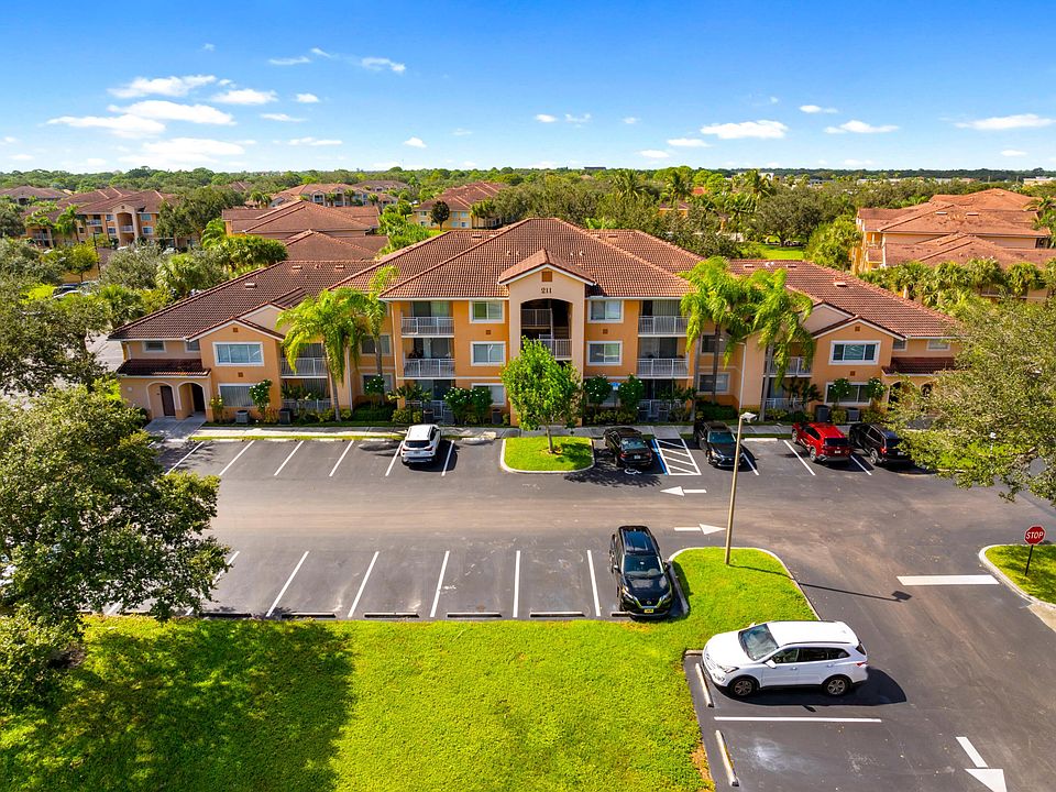1st image of 211 SW Palm Drive #304
