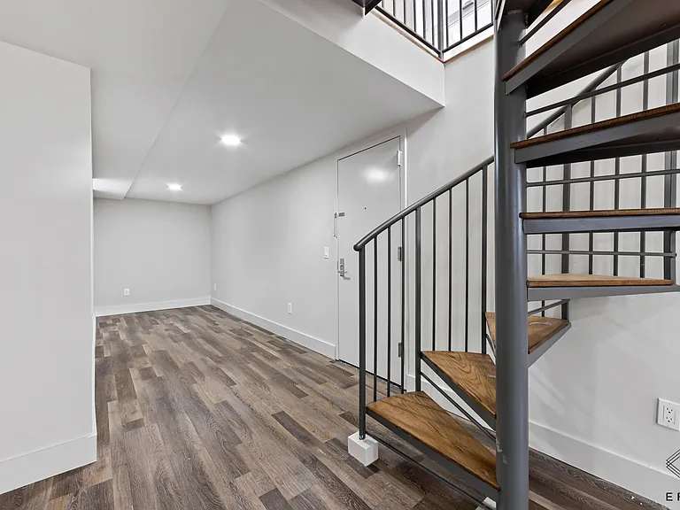 610 Maple St #1B — Photo 9