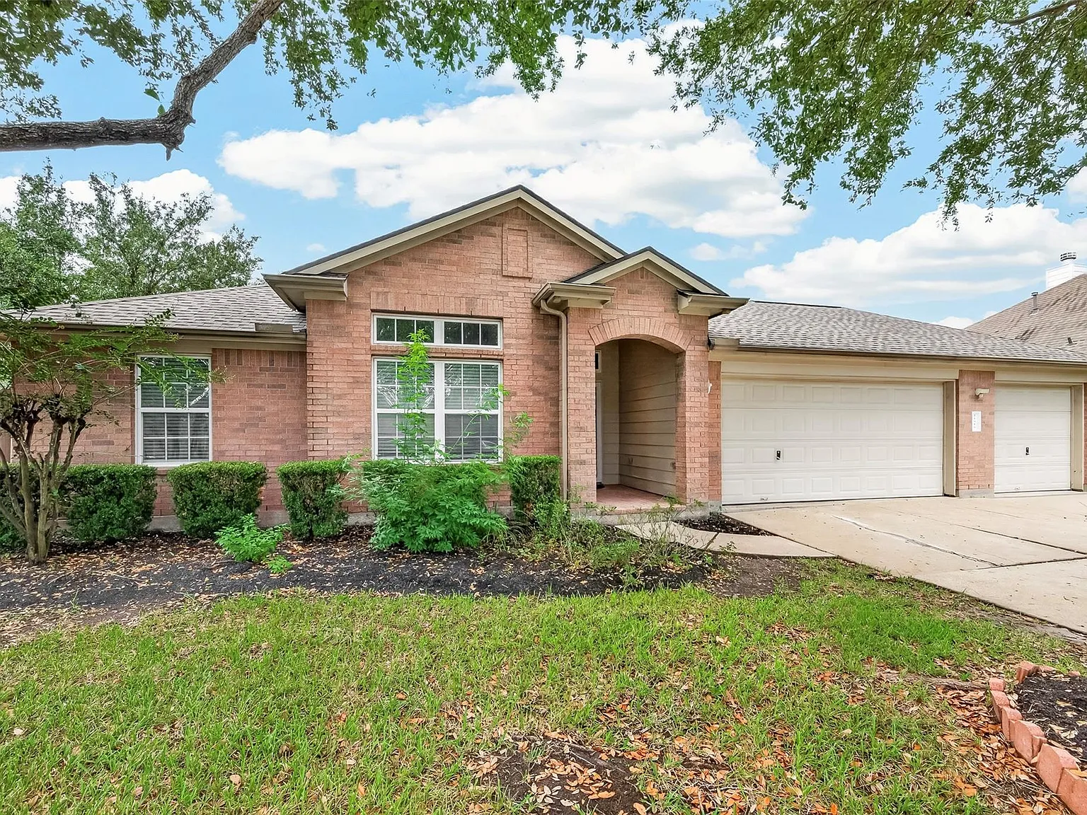 4 bed, 2.0 bath, 2682 sqft, $2,700 — Photo 2