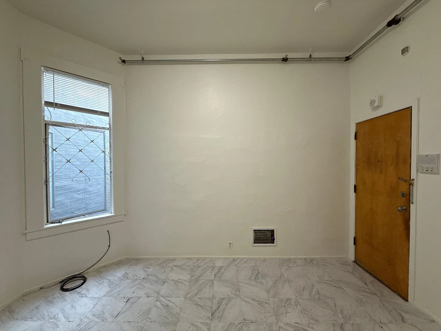 Top Floor, Private Room located near Financial District and Downtown. All utilities included! — Photo 2