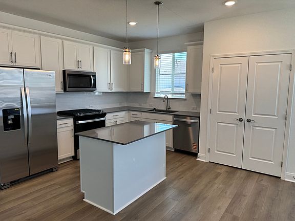3rd image of 500 Madelines Meadow Ln