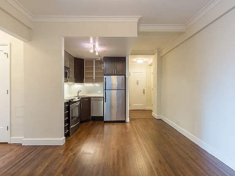 210 W 70th St #511 — Photo 3