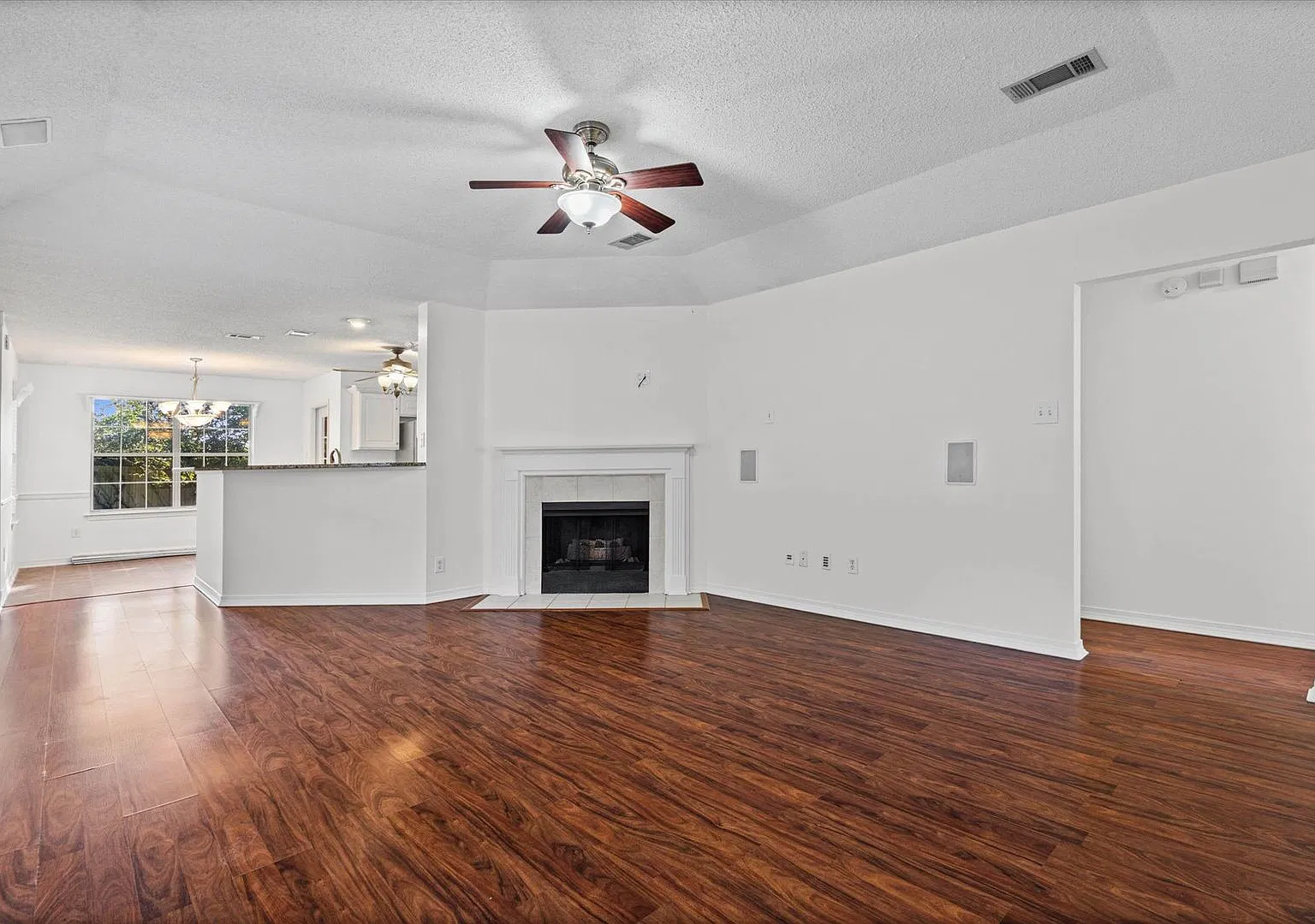 Three Bedroom in West Mobile — Photo 2