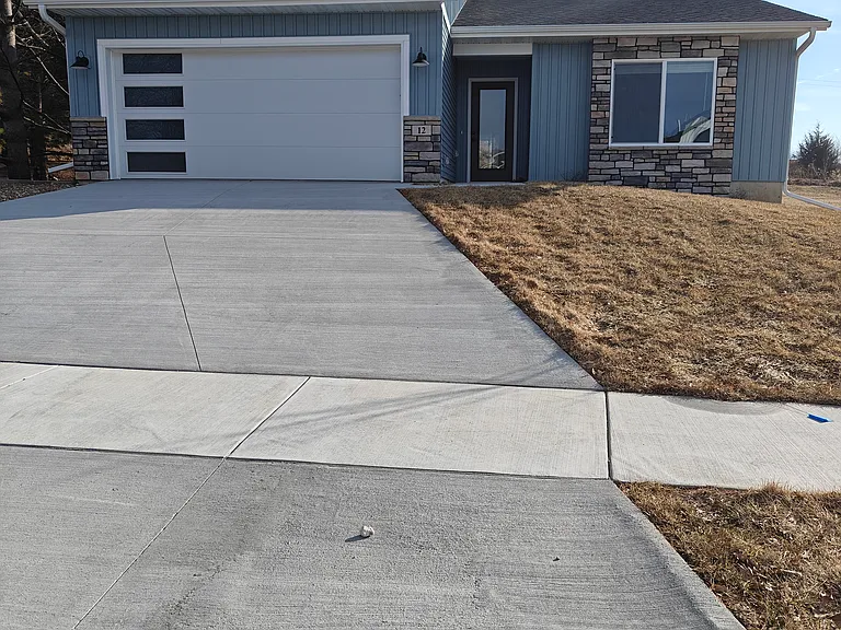 12 Huntington Dr — Photo 1