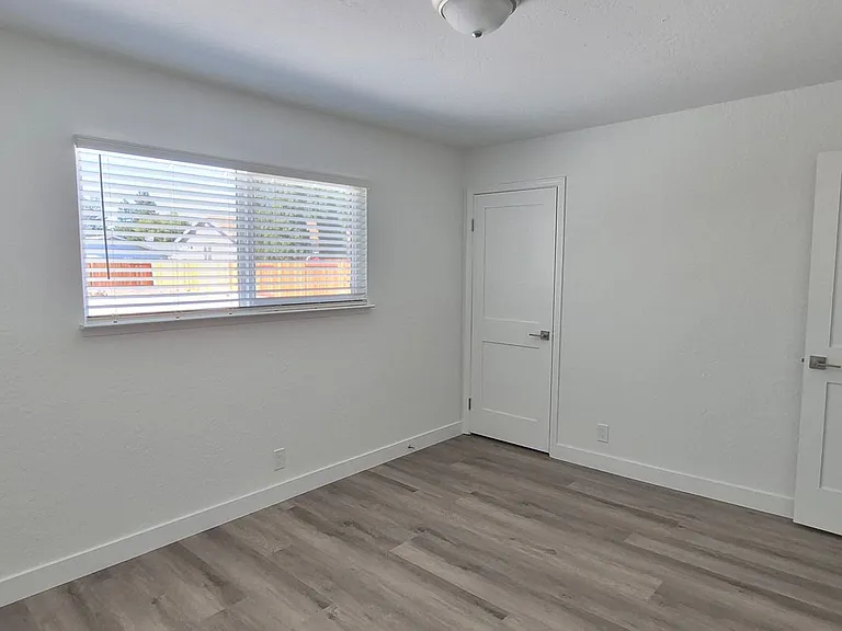 132 Hyannis Ct — Photo 10