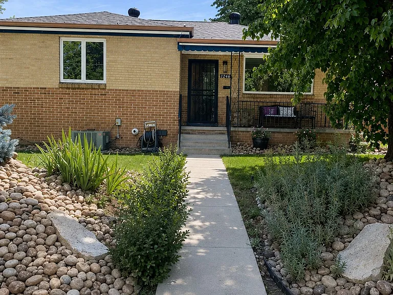1246 Locust St — Photo 1