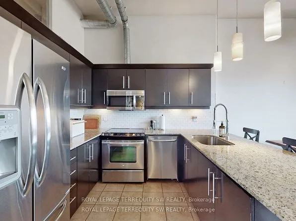 700 King St W, Toronto, ON