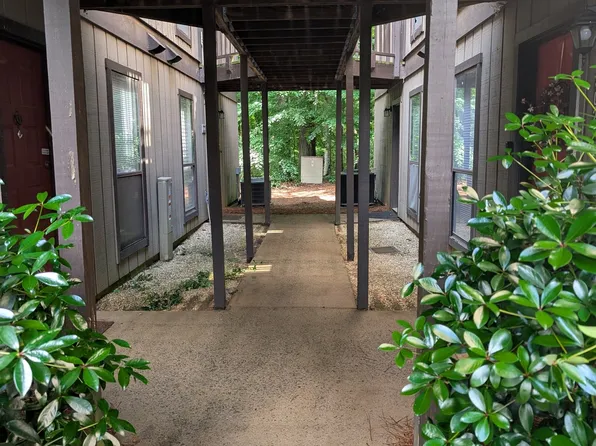 206 River Run Dr, Sandy Springs, GA 30350