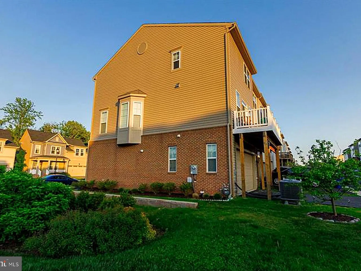 3 bed, 4.0 bath, 1953 sqft, $3,550 — Photo 3
