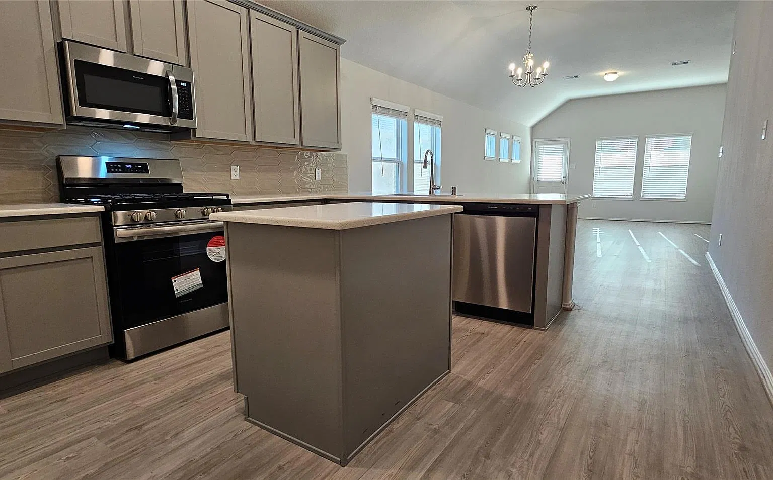 3 bed, 2.0 bath, 1624 sqft, $2,500 — Photo 4