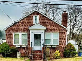 35 Dunwood Rd, Port Washington, NY 11050