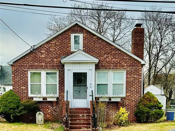 35 Dunwood Road, Port Washington, NY 11050