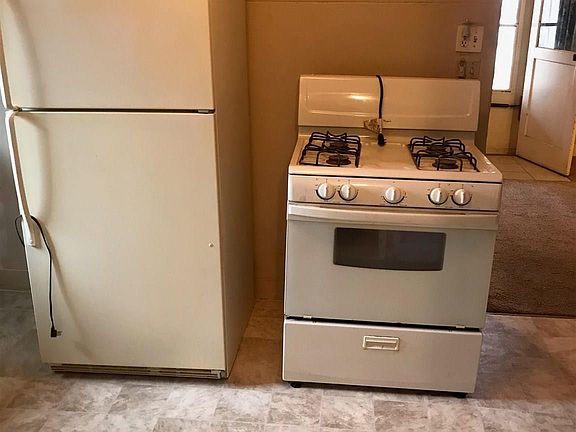5th image of 924 E 9th Ave