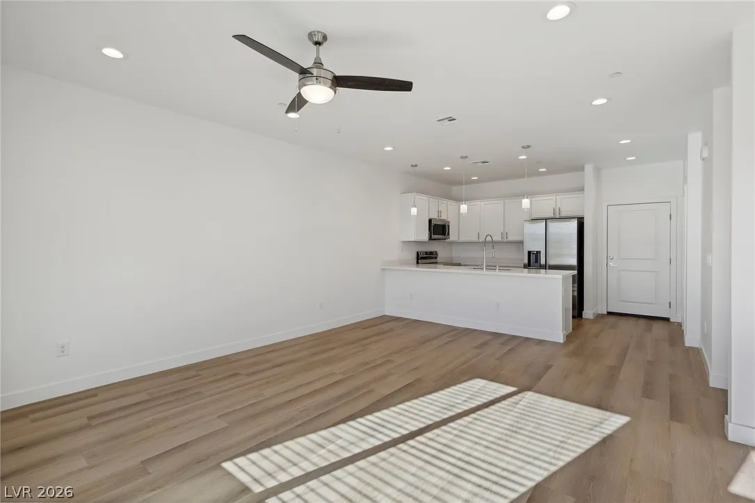 3 bed, 2.5 bath, 1541 sqft, $2,585 — Photo 3