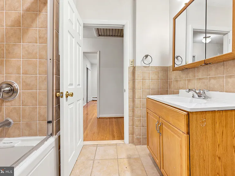 412 Yorkshire Rd — Photo 20