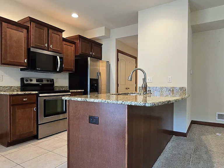 823 SE Crossings Ln — Photo 2