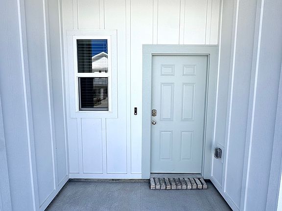 4th image of 4017 Blue Water Dr