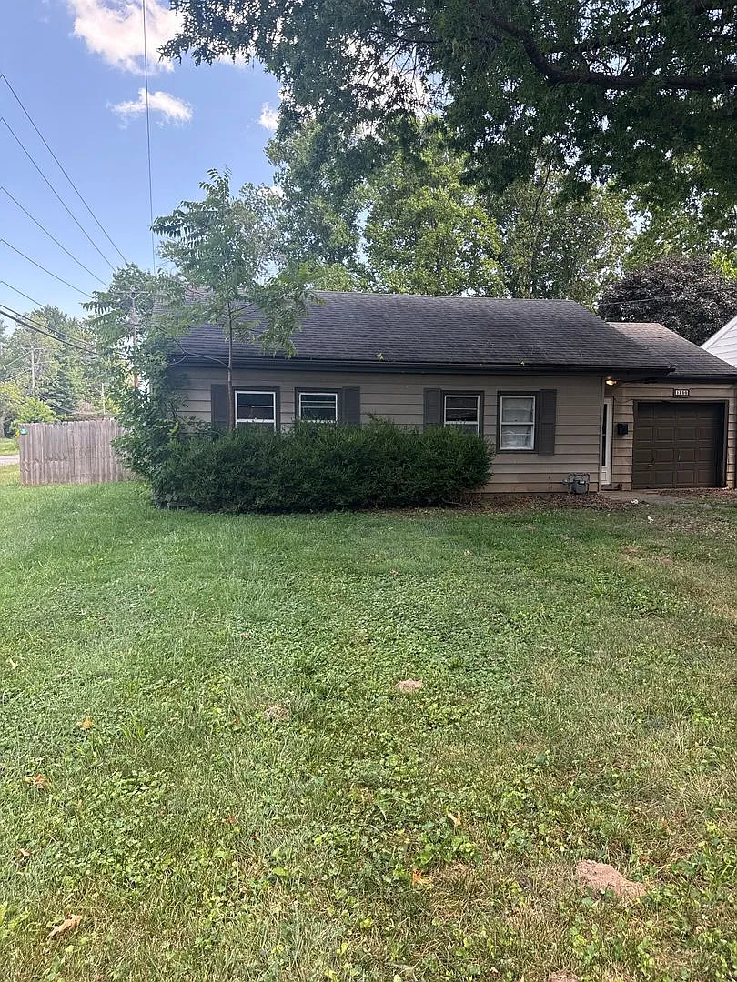 Two bedroom/One bath/one car garage/large shop in back — Photo 1