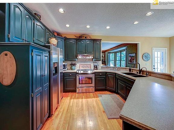 SPACIOUS KITCHEN, S-S APPLIANCES WITH GAS STOVE