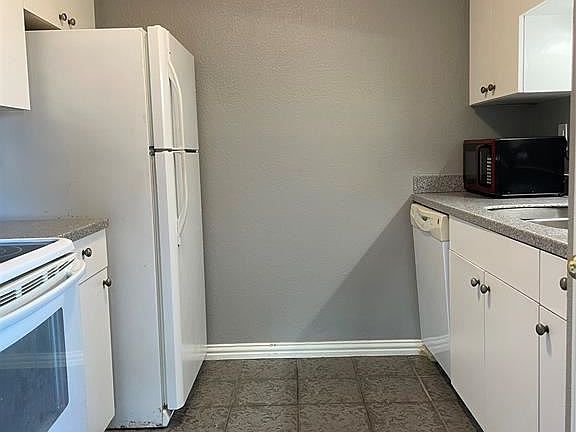 5th image of 3220 69th St APT H2