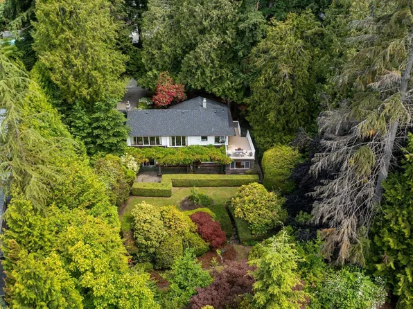 2912 Rosebery Ave, West Vancouver, BC V7V 3A6