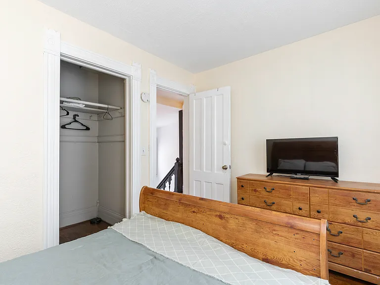127 Ashworth Pl — Photo 3