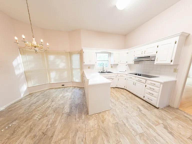 618 Chaucer Ln — Photo 6