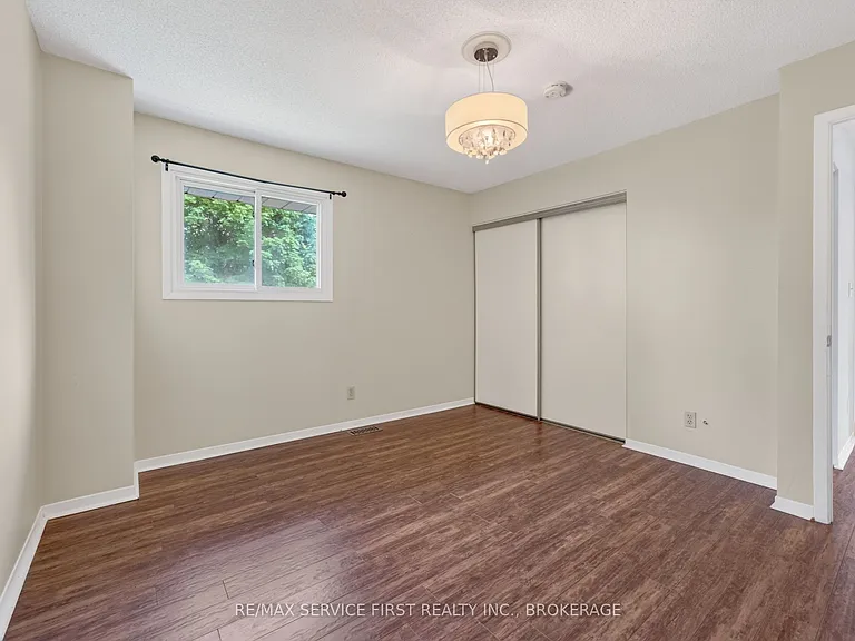 877 Muirfield Cres — Photo 21