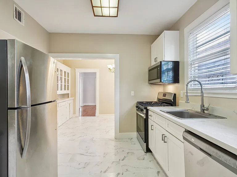 2209 Broadway St — Photo 10