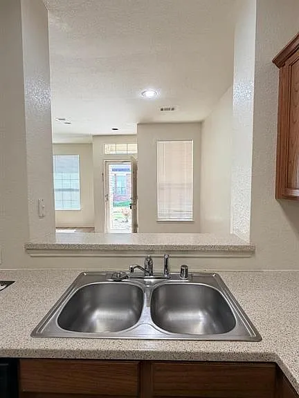 2205 Stoneleigh Pl — Photo 14